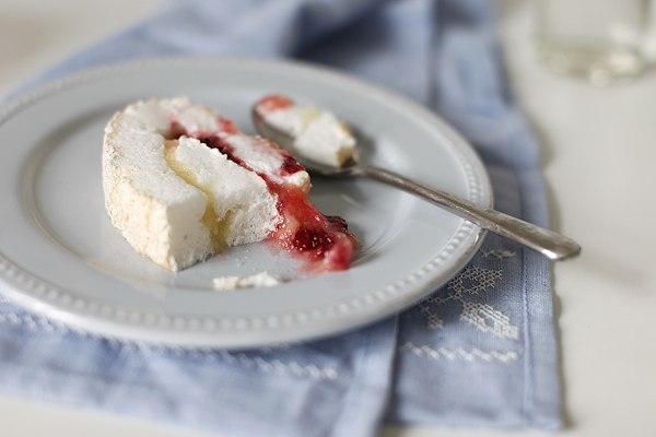 Меренговый рулет с яблоками и брусникой