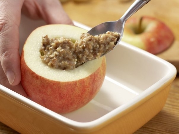 Вкус печеных яблок многим знаком с детства. С творогом, крупой или орехами – любая начинка прекрасно