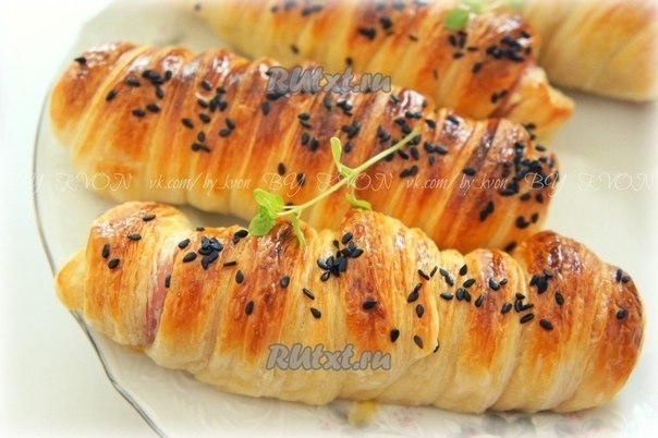 Сосиски в слоёном дрожжевом тесте.