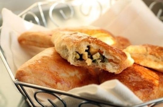 "Слоёные пирожки с яйцом и зелёным луком"