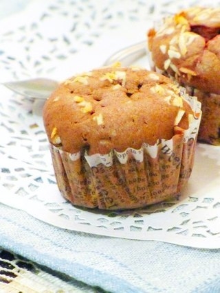 Шоколадные маффины с клубникой.