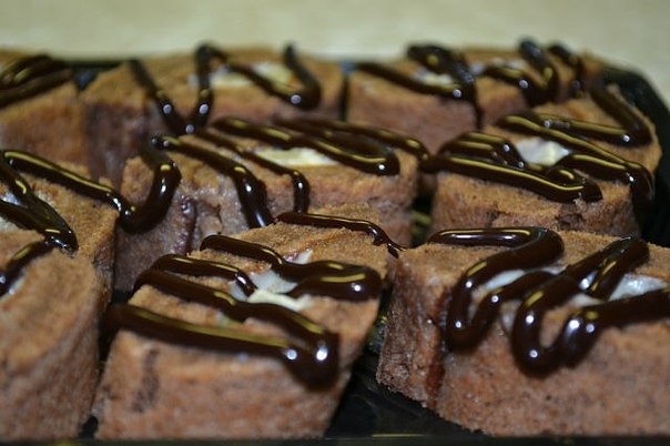 Шоколадные роллы со сливочным сыром и ананасами