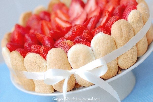 Побалуйте близких клубничной шарлоткой со сливочным кремом)