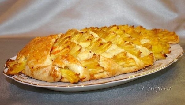 Пирог с рыбой и ананасом