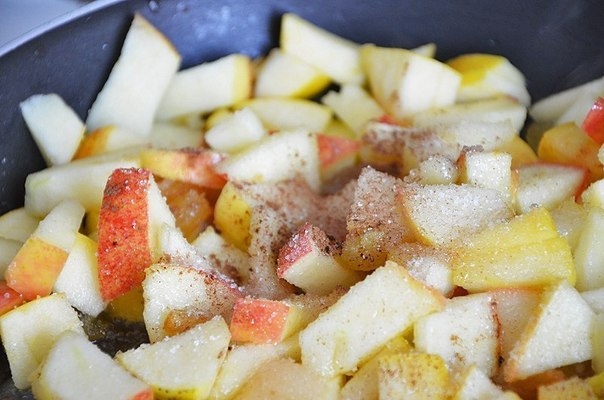 Блинный торт с яблоками, изюмом и бананами.