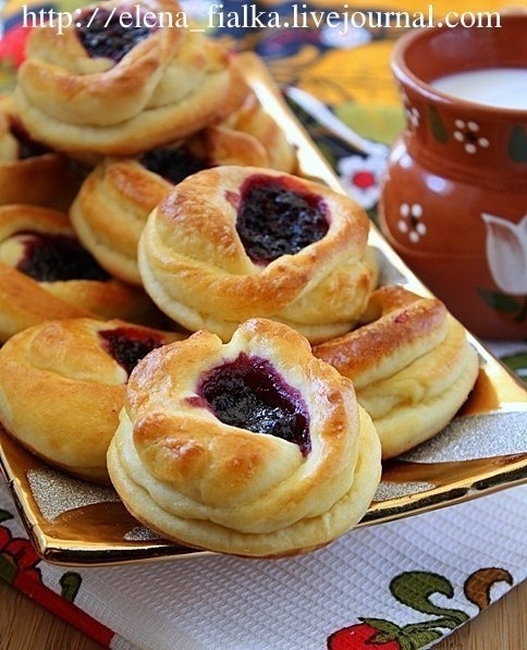 Булочки со смородиновым вареньем.