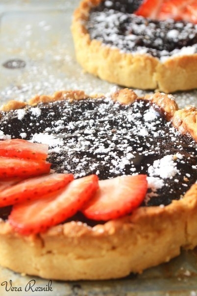 Шоколадные тарталетки с клубникой