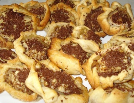 Быстрые печеньки из готового слоеного теста.