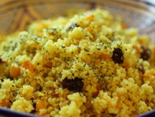 Лимонный кускус с курагой и изюмом