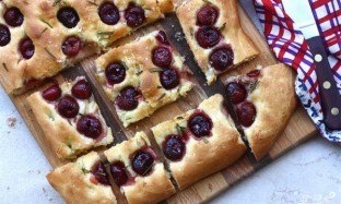 Фокачча с черешней
