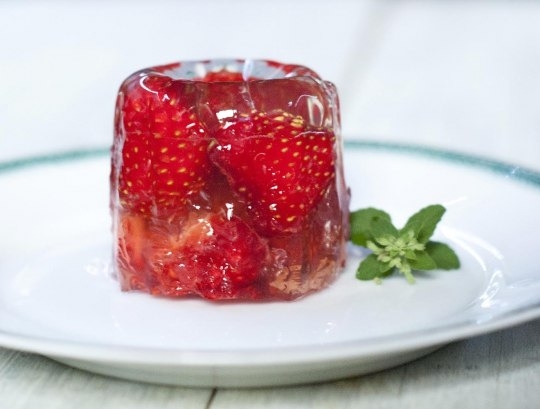 Желе из муската с ягодами