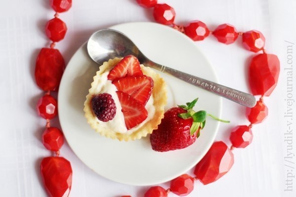 Пирожные с сырным кремом и клубникой