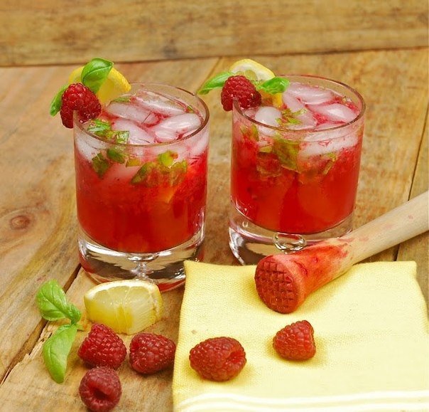 Коктейль с лимончелло и малиной