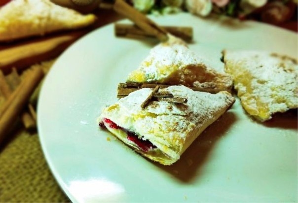 СЛОЙКИ СО СМОРОДИНОЙ