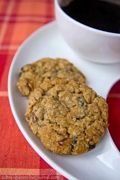 Овсяное печенье с изюмом, финиками и грецким орехом Овсяное печенье с изюмом, финиками и грецким орехом