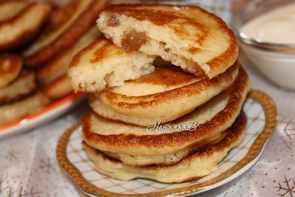 Дрожжевые оладьи с финиками - очень мягкие, пористые... Дрожжевые оладьи с финиками - очень мягкие, пористые...