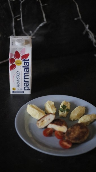 Куриные котлеты с сыром и картофельным пюре Куриные котлеты с сыром и картофельным пюре