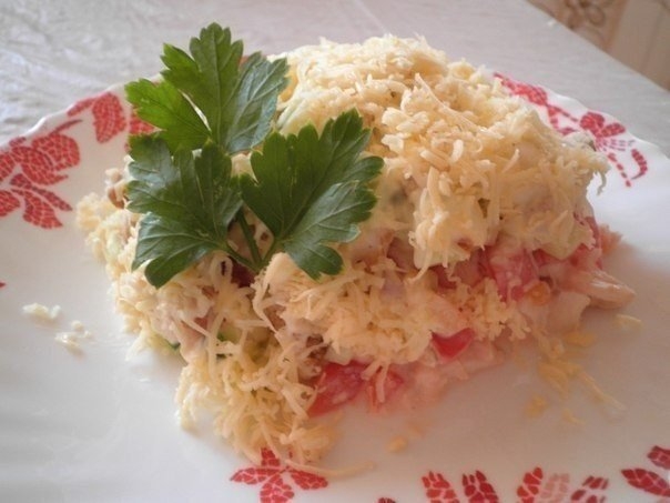 ) Салат с куриным филе, сухариками и овощами