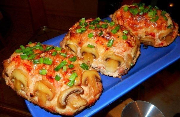 3) Курица, запеченная с фаршем и грибами