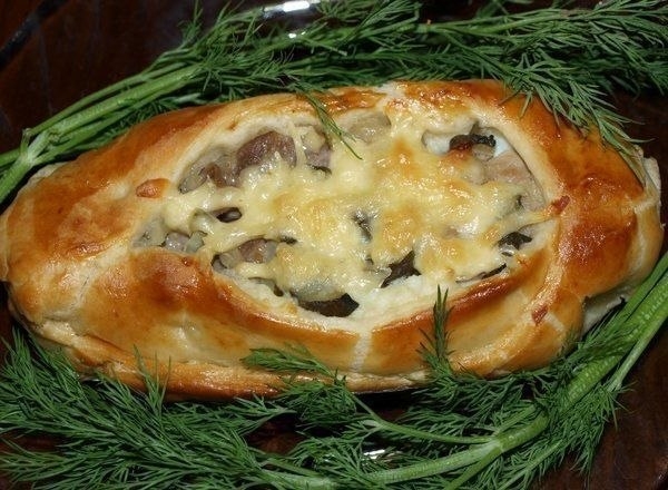 16) Лодочки из слоеного теста с картофелем, мясом и огурчиками