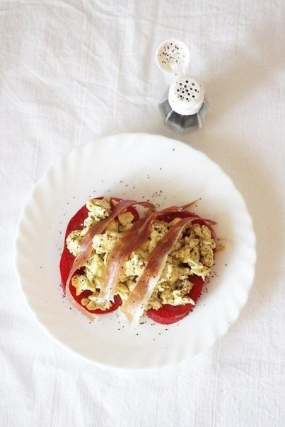 Яичница-болтунья с песто и прошутто