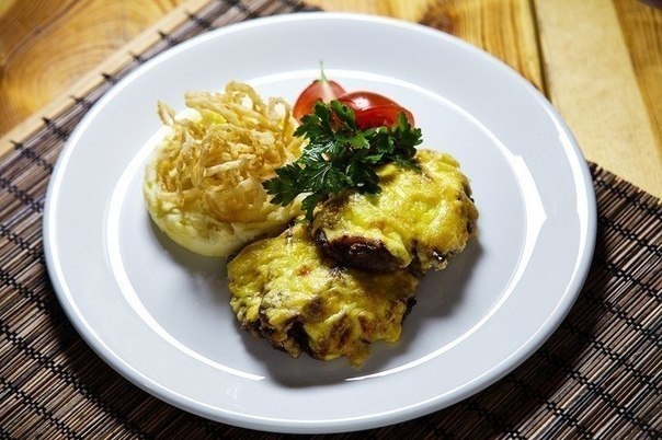 Мясо по-домашнему: свинина с шампиньонами и сыром