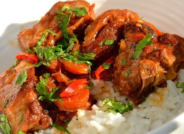 БАРАНИНА, ТУШЕНАЯ В БЕЛОМ ВИНЕ...