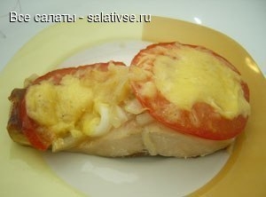 Классический рецепт запекания для рыбы: лук, помидоры, сыр.