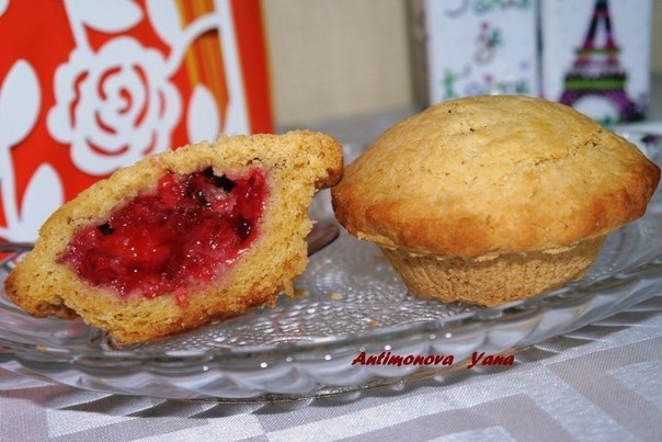Кексы "Ягодное лукошко" с клубникой