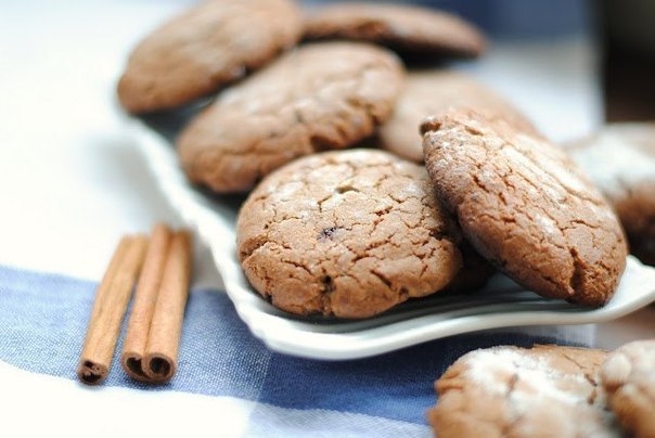 Шоколадное печенье с кофе и корицей.