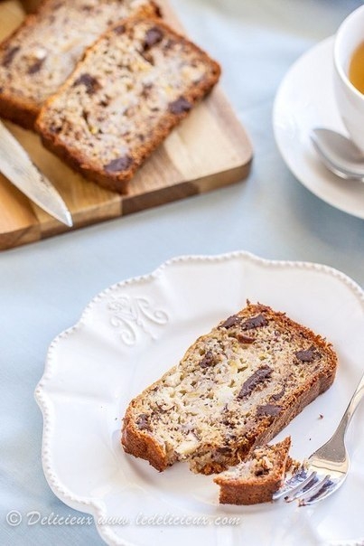 Банановый кекс с шоколадом и орехами.