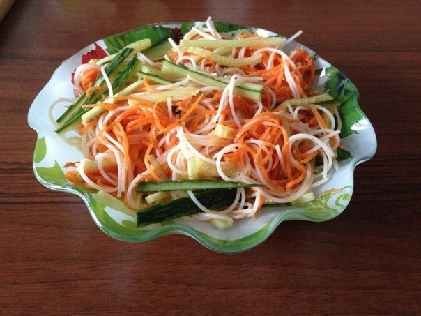 Фунчоза с морковочкой и свежим огурцом