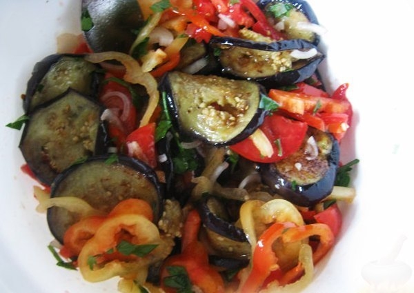 Летний салат из баклажанов, помидоров и перца.