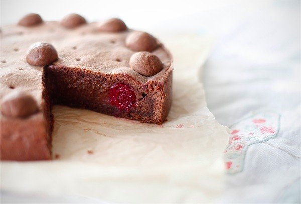 Баскский пирог с вишней и шоколадом