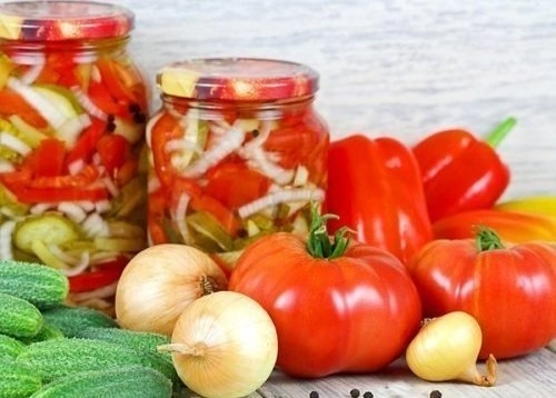 Салат из овощей и перца