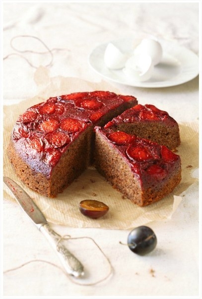 Сливовый пирог-перевёртыш с мёдом и орехами