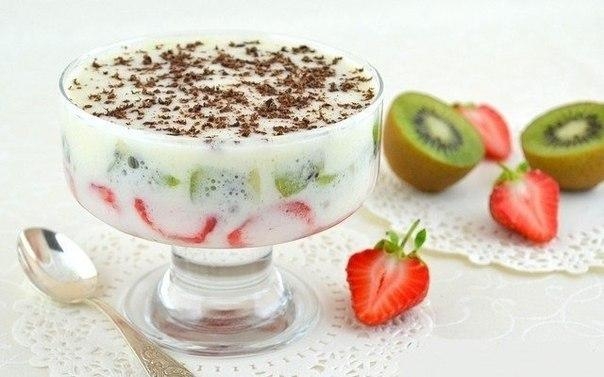 Фрукты в зефирном креме. Нежный, кисло-сладкий десерт.