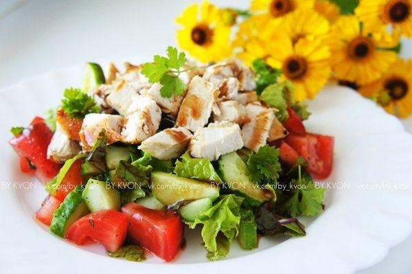 Овощной салат с куриной грудкой.