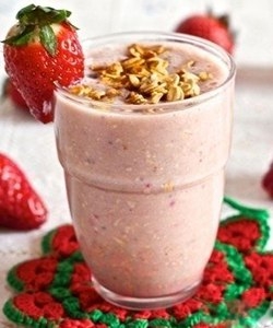 Клубничный смузи с овсяными хлопьями Клубничный смузи с овсяными хлопьями
