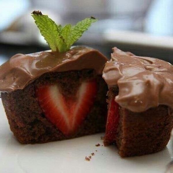 Кекс с клубничной начинкой