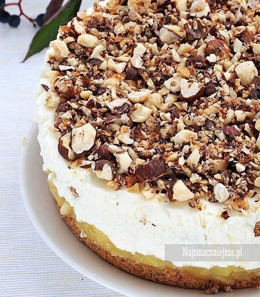 Ореховый бисквит с яблочным муссом и карамелизированными орехами