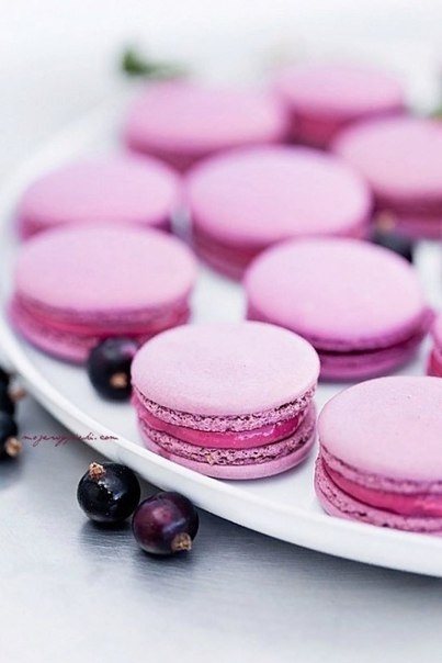 РЕЦЕПТ МАКАРОНС С ЧЕРНОЙ СМОРОДИНОЙ