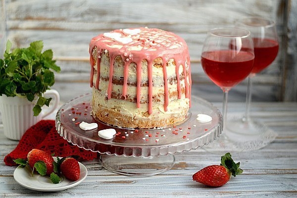 Бисквитный торт с кремчизом и клубничным конфи