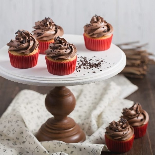 Ванильные капкейки с черешневой серединкой и шоколадным кремом