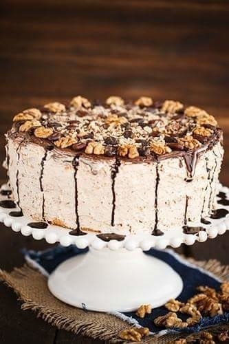 БИСКВИТНЫЙ ТОРТ С ОРЕХОВО-КОФЕЙНЫМ КРЕМОМ.