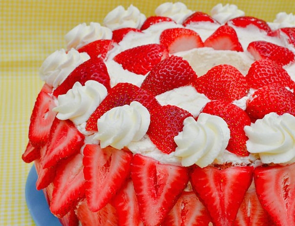 Бисквитный клубничный торт