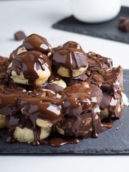 Торт из профитролей с заварным кремом и шоколадом