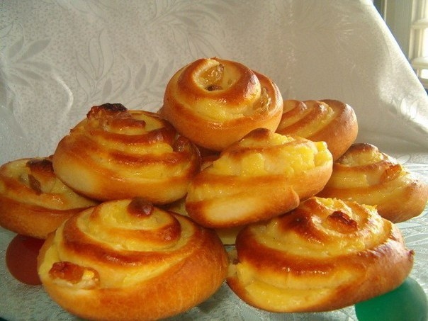 Творожные завитушки Ингредиенты: Для теста: 350 г муки 3 г сухих дрожжей 100 г молока 50 г сахара 50