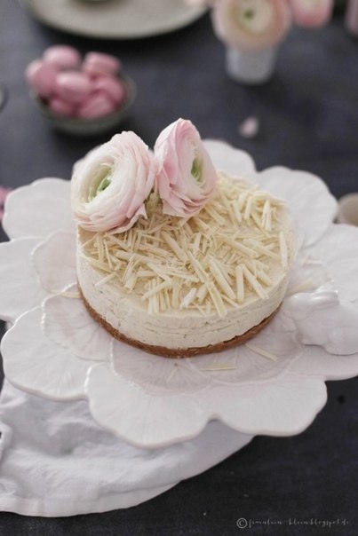 МАЛИНОВЫЙ ЧИЗКЕЙК С БЕЛЫМ ШОКОЛАДОМ, МАСКАРПОНЕ И ФУНДУКОМ