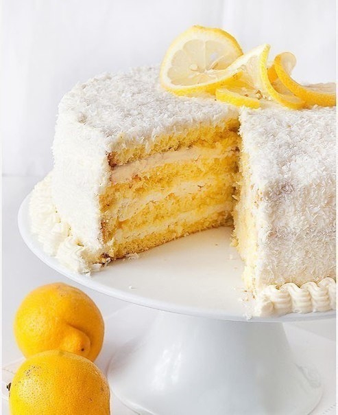 Кокосовый торт с лимонным курдом и сливочным кремом.